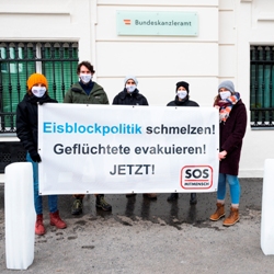 WIEN, OESTERREICH - 19. JAENNER: Protestaktion SOS Mitmensch gegen Politik der Kälte gegenüber Geflüchteten 'Wir stellen demBundeskanzler einen Eisblock auf' am Ballhausplatz vor dem Bundeskanzleramt am 19. Jaenner 2021 in Wien, Oesterreich.